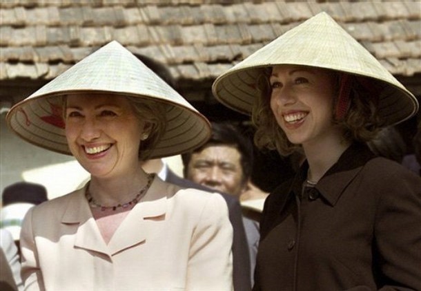 Bà Clinton cùng con gái Chelsea đội nón lá trong chuyến thăm Việt Nam năm 2000.